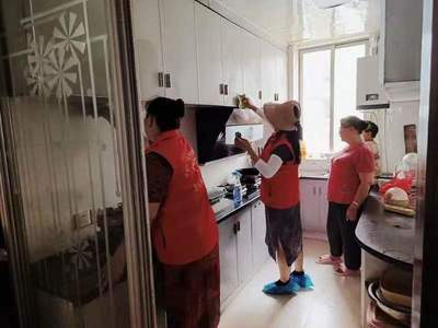 武宁县樟树下社区:“社社养老”志愿团队上门为高龄老人提供家庭清洁服务